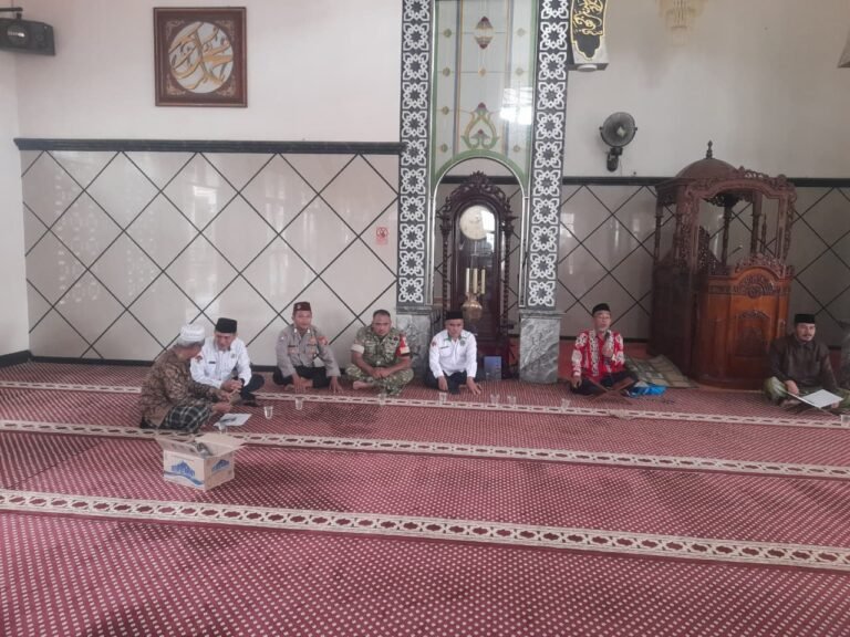 Polsek Rajadesa Polres Ciamis Hadiri Pengajian Rutin Triwulan MUI Kecamatan Rajadesa