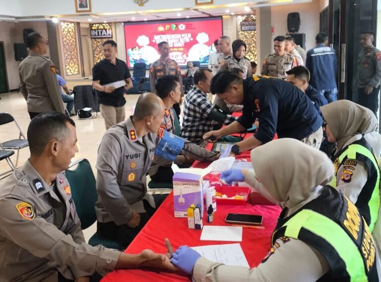 Aksi Kemanusiaan Polres Garut : Puluhan Personel Ikuti Donor Darah, 43 Kantong Berhasil Dikumpulkan