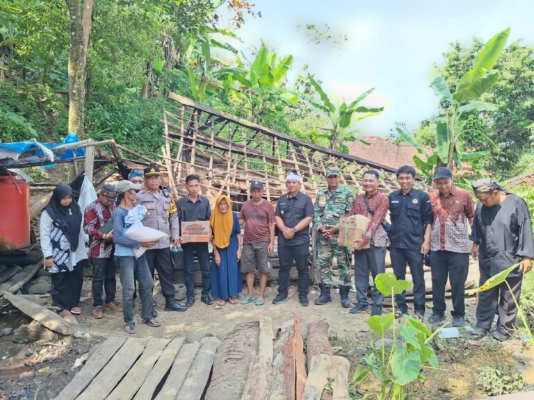 Rumah Panggung Roboh di Cibalong, Polsek Cibalong Gerak Cepat Lakukan Pengecekan dan Salurkan Bantuan Sembako
