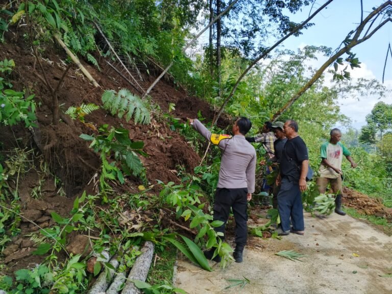 Polsek Cikoneng Polres Ciamis Datangi TKP Tanah Longsor di Jalan Usaha Tani Cihurip