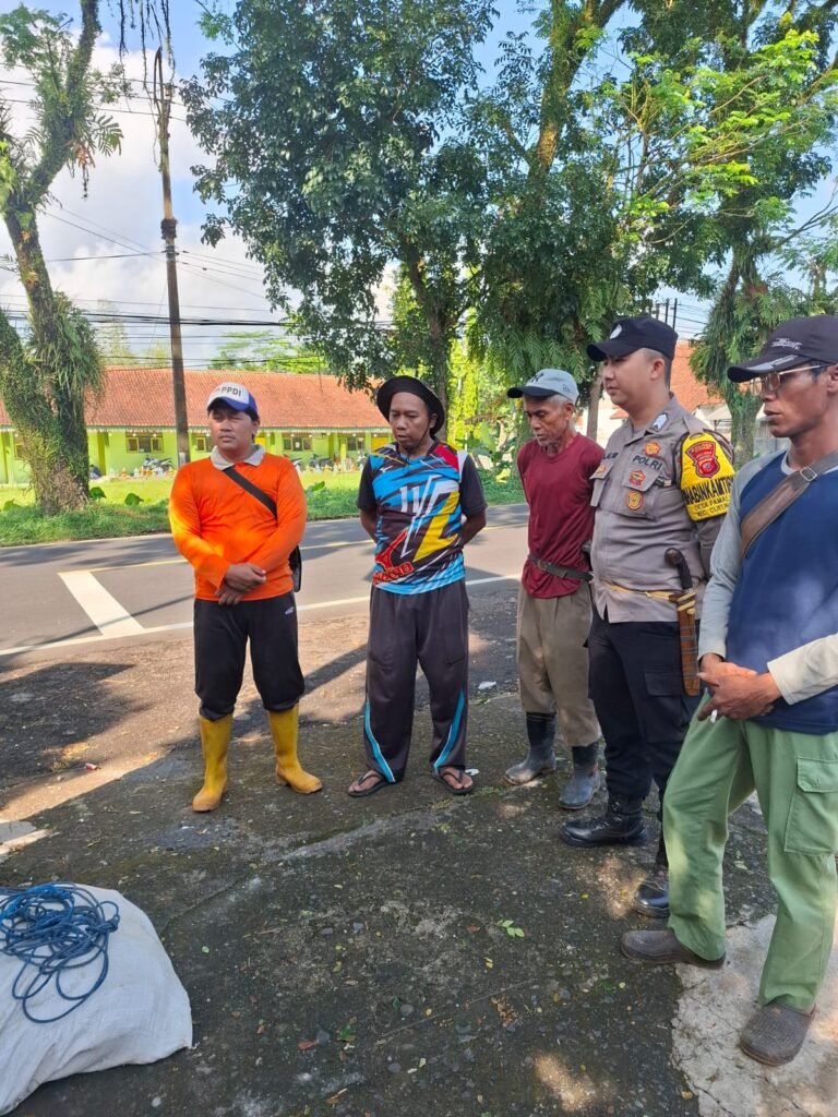 Mitigasi Bencana, Polsek Cijeungjing dan Warga Pamalayan Pangkas Pohon di Jalan Raya Nasional