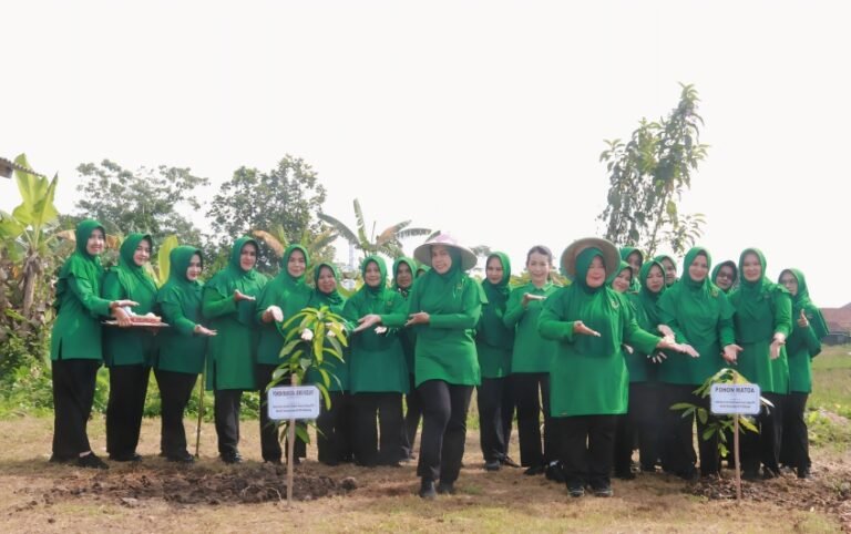 Hijaukan Harapan, Persit Kodim 0612 Tasikmalaya Tanam Masa Depan di Usia ke-80