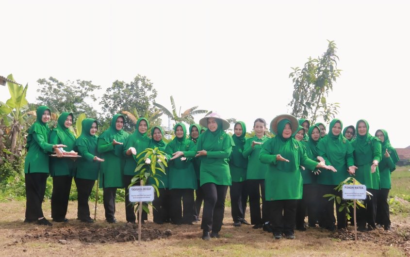Hijaukan Harapan, Persit Kodim 0612 Tasikmalaya Tanam Masa Depan di Usia ke-80