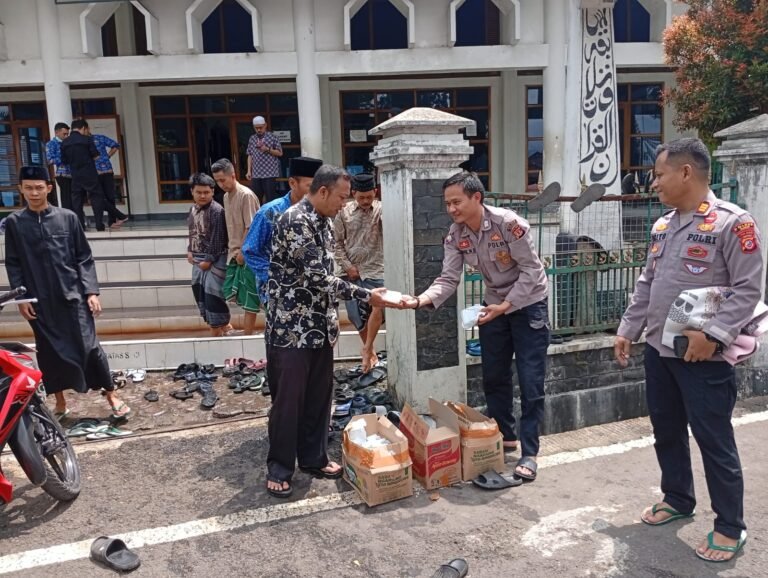 Jumat Berkah di Bungbulang, Polsek Bungbulang Berbagi dengan Jemaah Masjid Al-Hidayah
