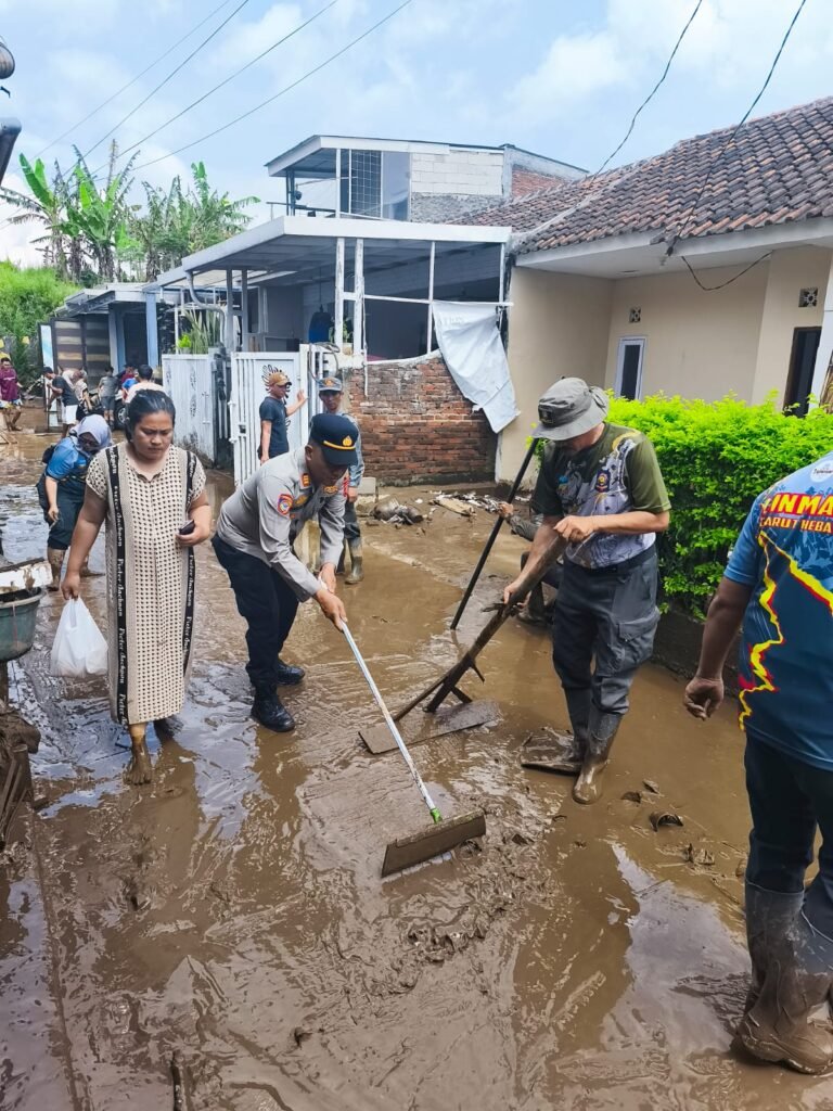 Banjir Rendam Permukiman di Karangpawitan, Polsek Karangpawitan Sigap Cek TKP dan Lakukan Penanganan