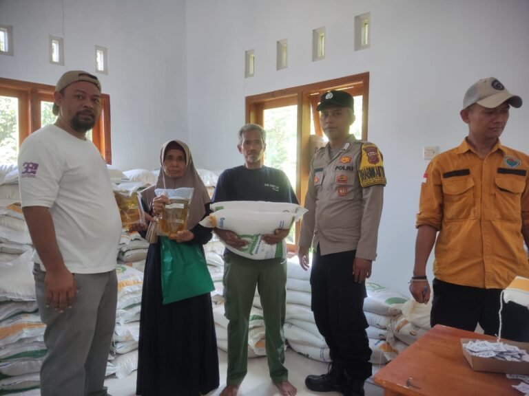 Polsek Ciamis Polres Ciamis Awasi Distribusi Bapanas Beras dan Minyak Goreng ke Warga Karangampel