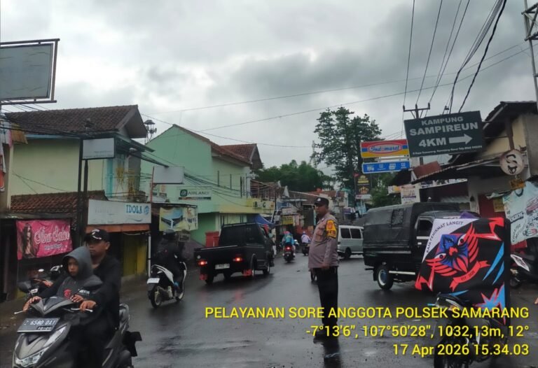 Polsek Samarang Laksanakan Pengaturan Lalu Lintas Sore Hari, Ciptakan Kamseltibcar Lantas Kondusif