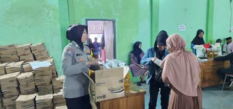 Polsek Ciamis Polres Ciamis Awasi Distribusi Bapanas Beras dan Minyak Goreng ke Warga Pusakanagara