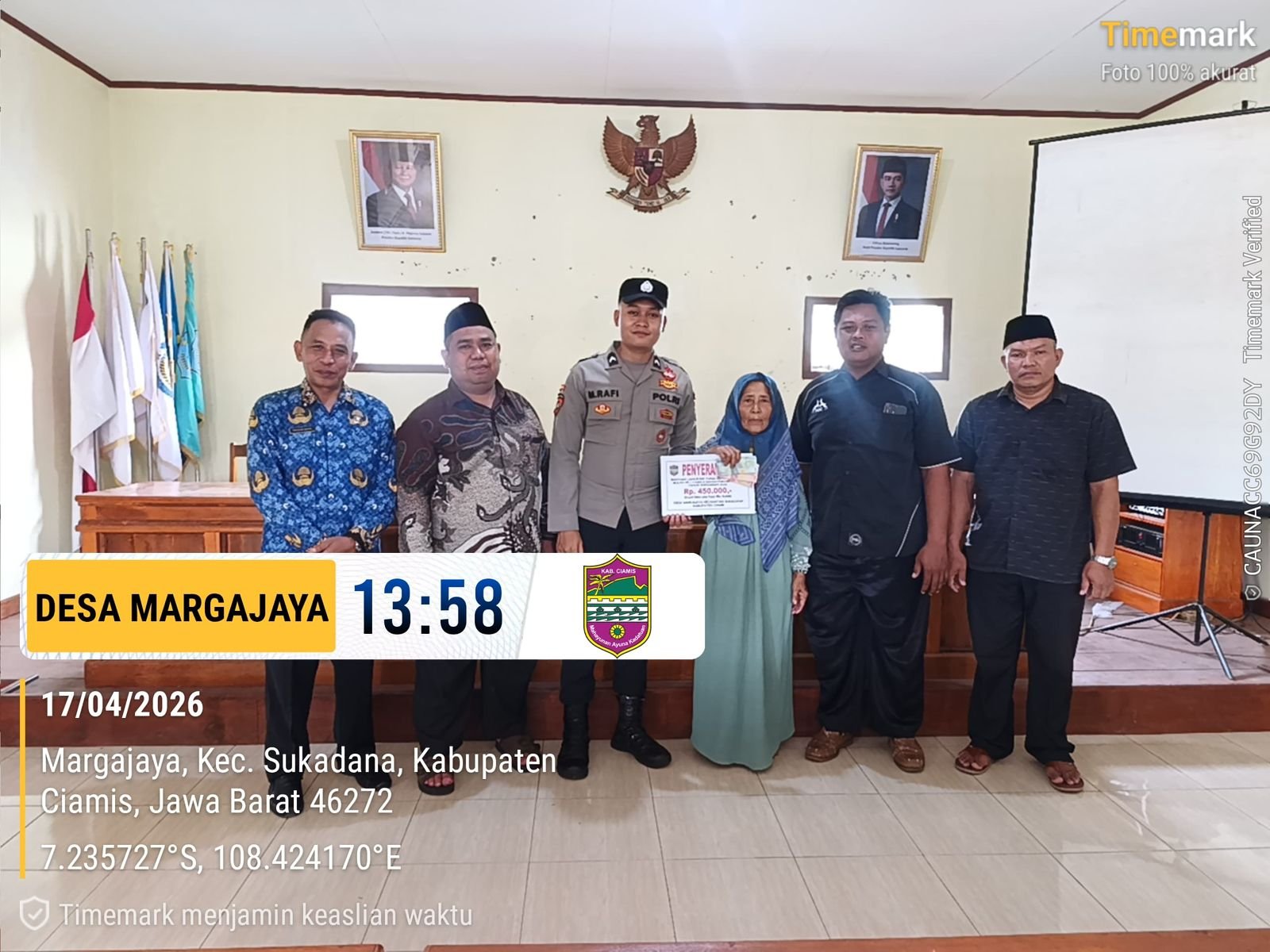 Polsek Sukadana Polres Ciamis Awasi Penyaluran BLT DD ke Warga Desa Margajaya