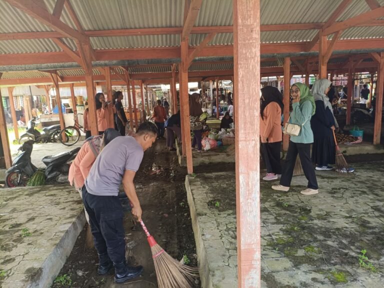 Polsek Lakbok Polres Ciamis Bareng Warga Kerja Bakti Bersihkan Lingkungan Pasar Tanggogo