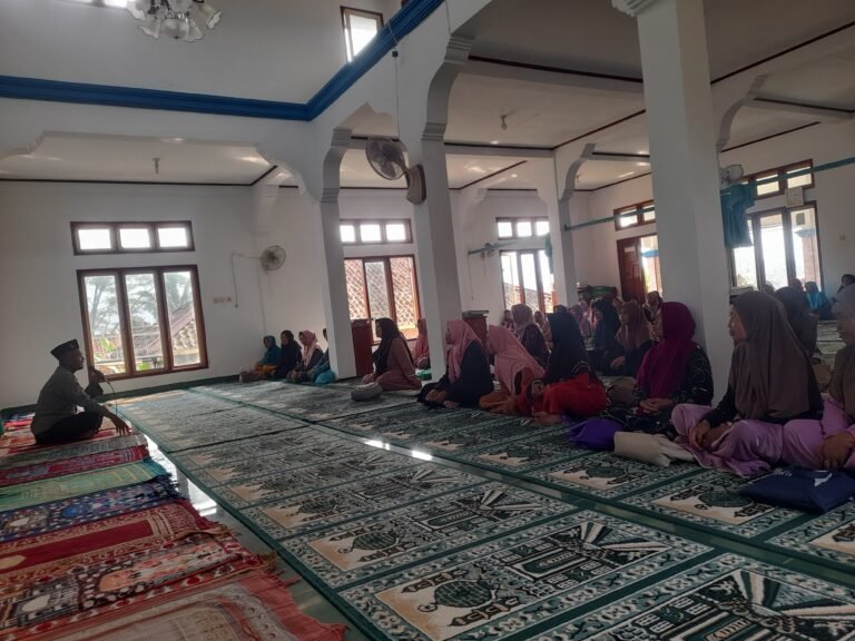 Soliditas Polri dan Elemen Masyarakat, Polsek Rajadesa Polres Ciamis Binluh di Acara Keagamaan