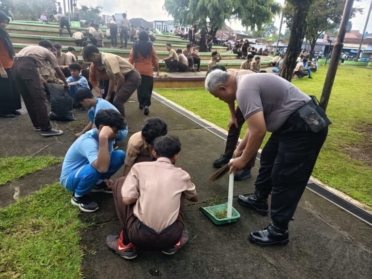 Gerakan Indonesia Asri, Polsek Kawali Jaga Taman Surawisesa Tetap Indah Terbebas dari Sampah