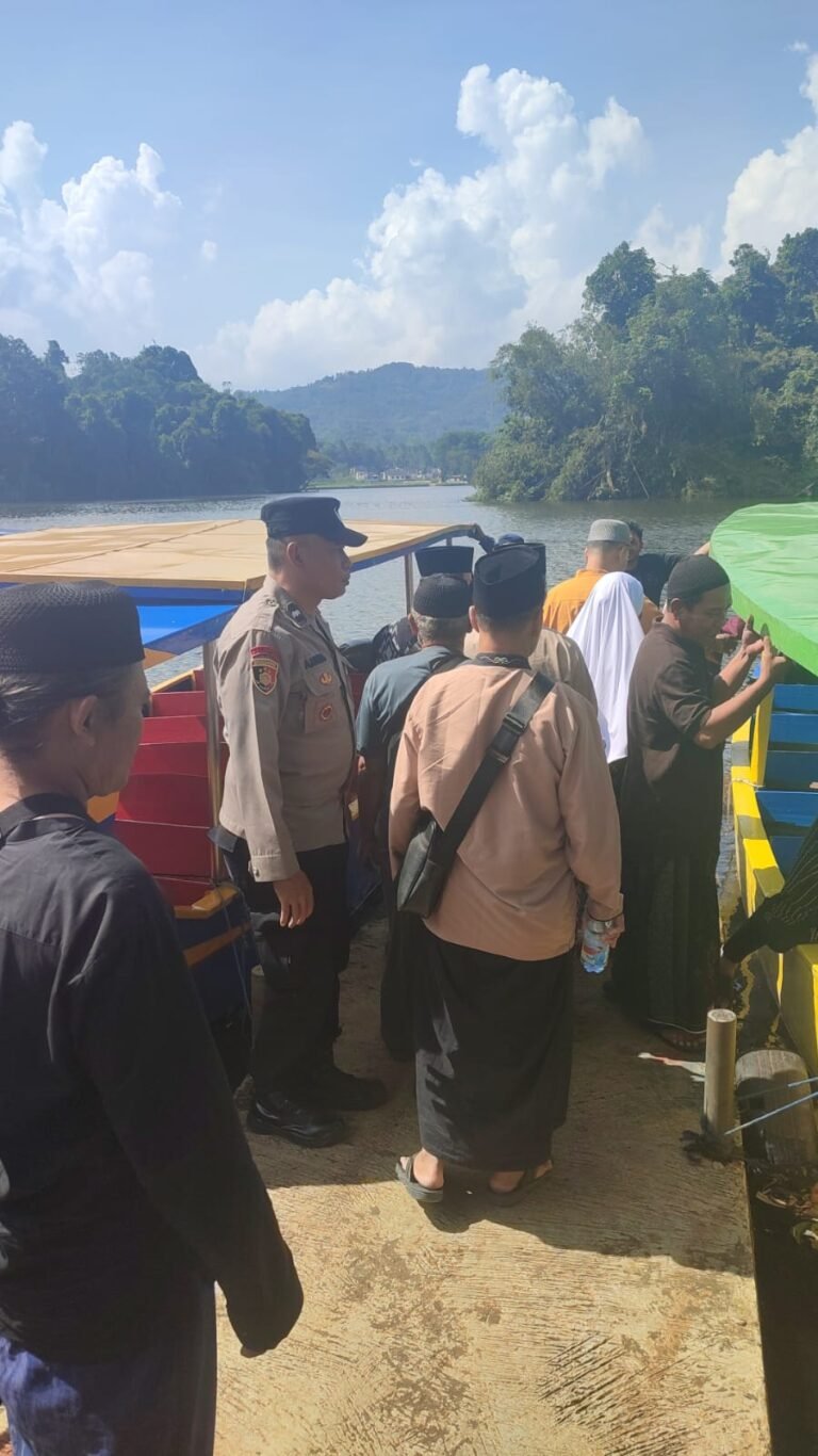 Polsek Panjalu Polres Ciamis Monitoring Kegiatan Warga di Obwis Situ Lengkong Panjalu