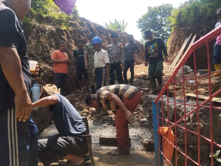 Peduli Lingkungan, Polsek Cikoneng Tanam Pohon di Acara Disnatalis Konservasi Lingkungan Universitas Galuh