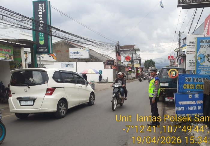 Polsek Samarang Intensifkan Pengaturan Lalu Lintas Sore Hari, Ciptakan Kamseltibcar yang Aman dan Nyaman