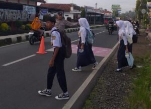 Polsek Lakbok Hadirkan Rasa Aman di Pagi Hari Lewat Strong Point di Depan Sekolah