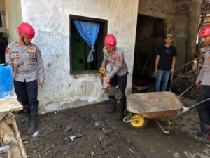 Polres Garut Kembali Bersihkan Material Bekas Banjir di Karangpawitan