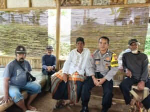 Perkuat Sinergitas, Polsek Cipaku Polres Ciamis Datangi Tokoh Masyarakat di Desa Jalatrang