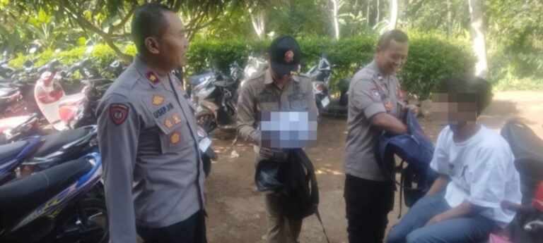 Jam Pelajaran Ditinggal, Polsek Banyuresmi Tertibkan Puluhan Pelajar “Nongkrong” di Pasar Banyuresmi