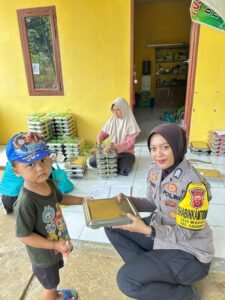 Polsek Ciamis Pantau dan Ikut Turun Salurkan MBG Bagi Balita di Desa Mekarjadi