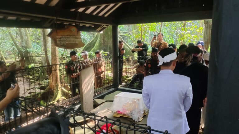 Kapolsek Kawali Ikut Serta Menyambut Kirab Budaya Panji dan Mahkota Binokasih di Astana Gede