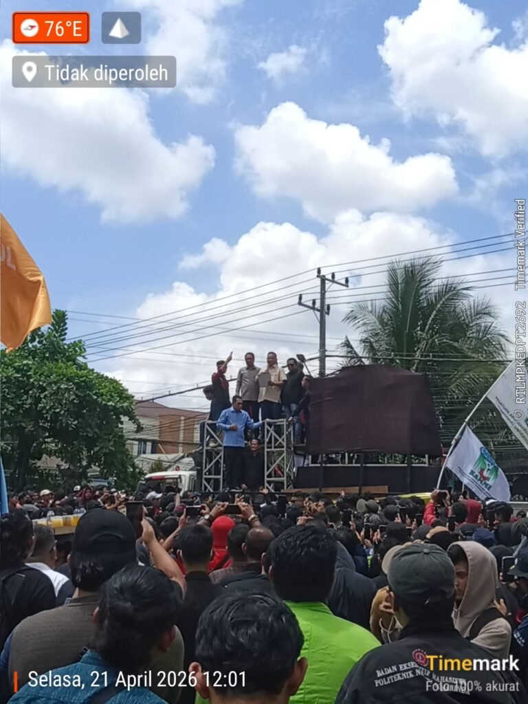 Ribuan Massa Aliansi Kaltim Gelar Aksi Damai, Hargai TNI-Polri, Tapi Gubernur Tetap Hilang, Pemimpin Jangan Lari dari Tanggung Jawab.