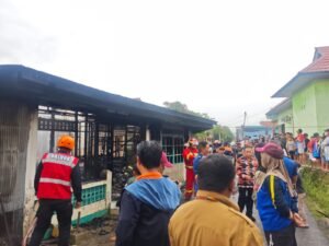 Respon Cepat, Sat Brimob Polda Kaltim Bantu Tangani Kebakaran Rumah di Karang Ambon Berau