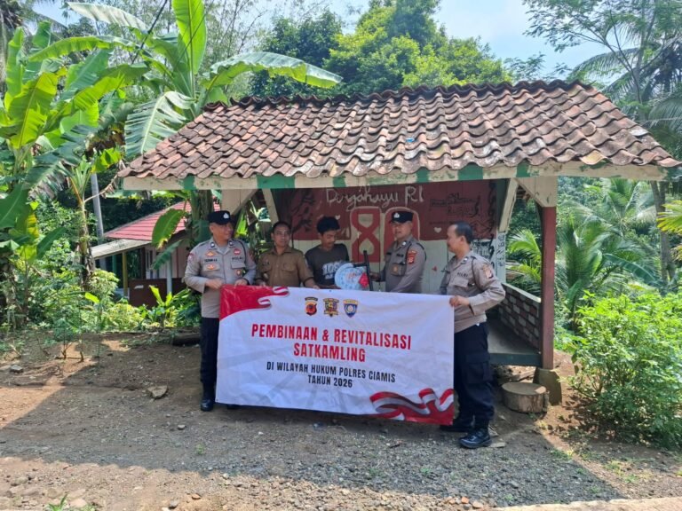 Sat Binmas Polres Ciamis Lakukan Revitalisasi Satkamling di Wilayah Desa Jelegong Cidolog