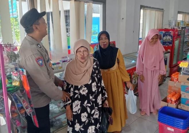 Polsek Sukadana Patroli Dialogis Pantau Harga Bahan Pokok di Pasar Dongkal