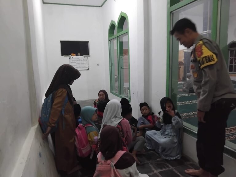 Polri Hadir di Tengah Masyarakat, Bhabinkamtibmas Polsek Cikoneng Monitoring Giat Magrib Mengaji di Desa Gegempalan