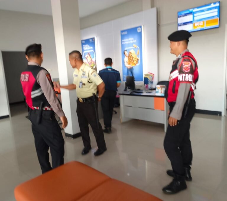 Cegah Kriminalitas, Polres Ciamis Gencarkan Patroli Dialogis di Area Perbankan