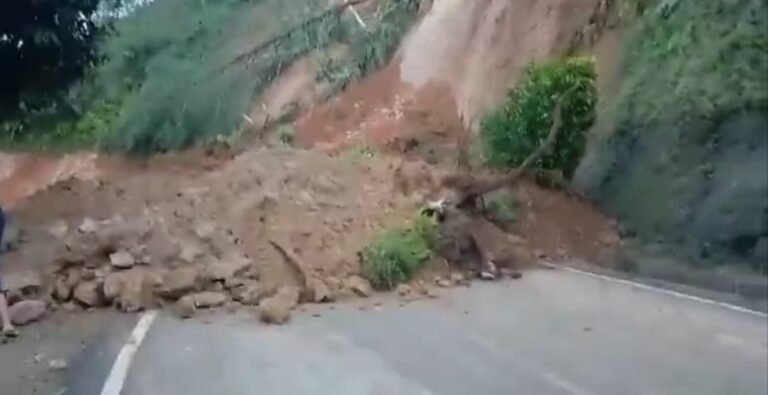 Akses Terputus, Jalan di Wilayah Gunung Gedogan Bungbulang Kembali Diterjang Longsor​