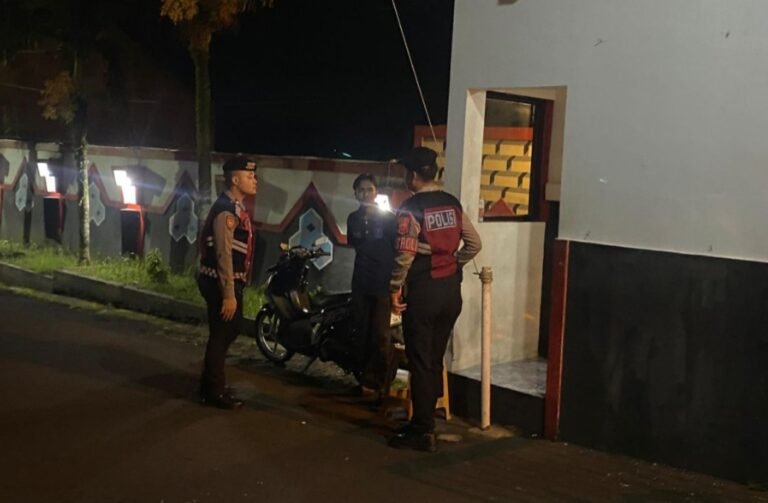 Sat Samapta Polres Ciamis Perkuat Patroli Dialogis Malam Hari Di Perumahan Jati Indah