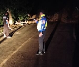 Respon Cepat Polsek Bungbulang Tangani Longsor Putuskan Akses Jalur di Wangunjaya