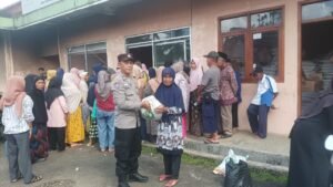 Polsek Ciamis Polres Ciamis Awasi Distribusi Bapanas Beras dan Minyak Goreng ke Warga Sadananya