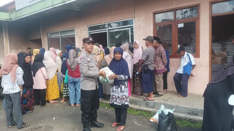 Polsek Ciamis Polres Ciamis Awasi Distribusi Bapanas Beras dan Minyak Goreng ke Warga Sadananya