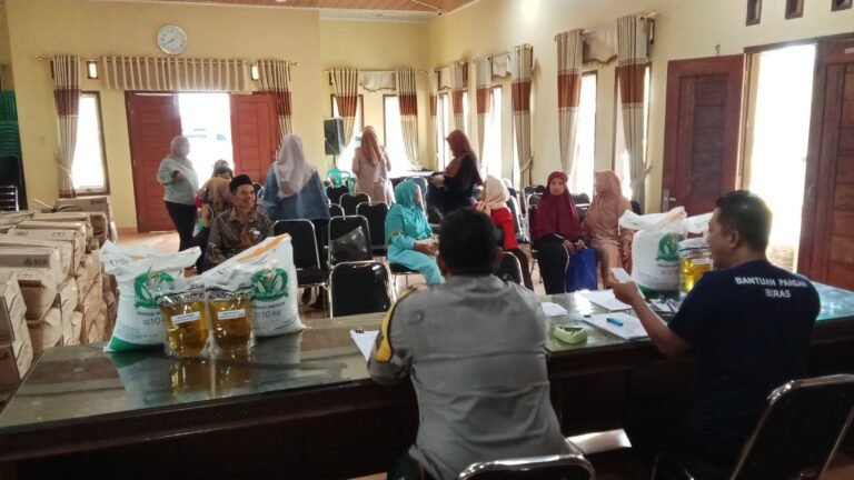 Polsek Ciamis Polres Ciamis Awasi Distribusi Bapanas Beras dan Minyak Goreng ke Warga Gunungsari
