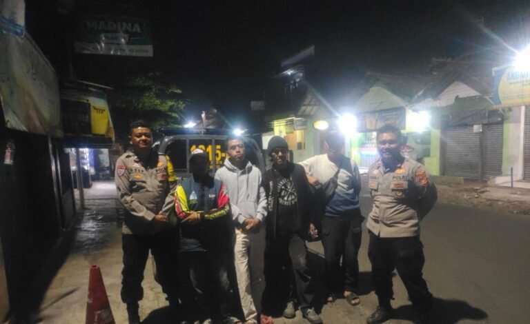 Patroli Malam Polsek Wanaraja Aktifkan Siskamling, Warga Diajak Tingkatkan Kewaspadaan