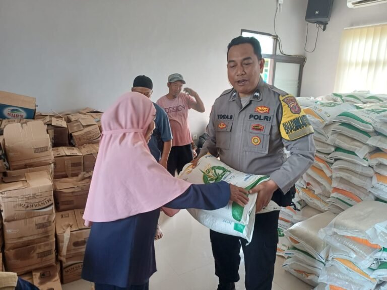 Polsek Ciamis Polres Ciamis Awasi Distribusi Bapanas Beras dan Minyak Goreng ke Warga Bendasari