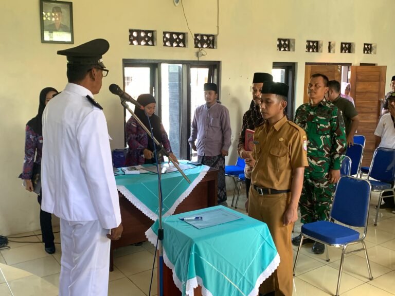 Sinergitas Polri-Pemerintah, Polsek Cisaga Hadir dan Amankan Pelantikan Kaur TU Desa Tanjungjaya