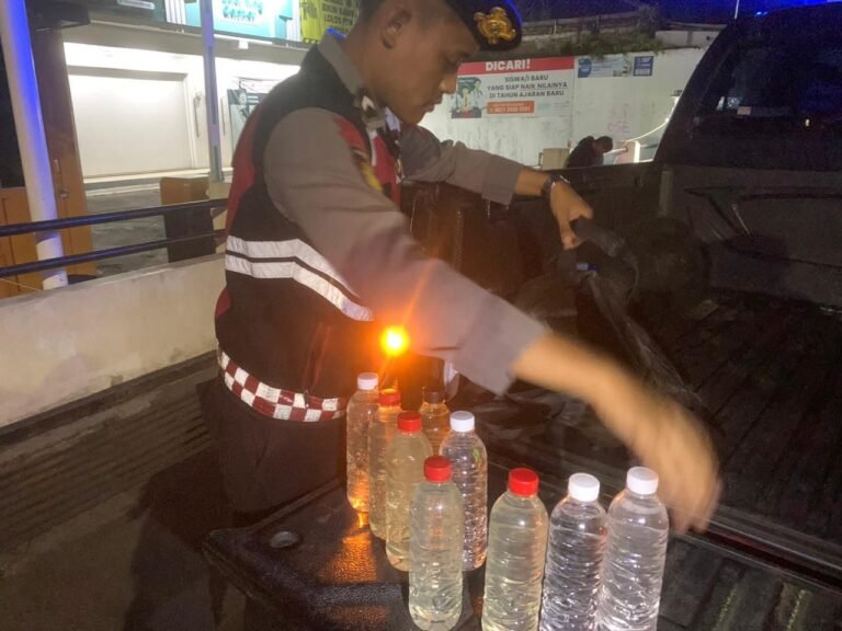Polisi Tindak Miras di Kerkof Saat Patroli, Miras Dimusnahkan di Tempat.