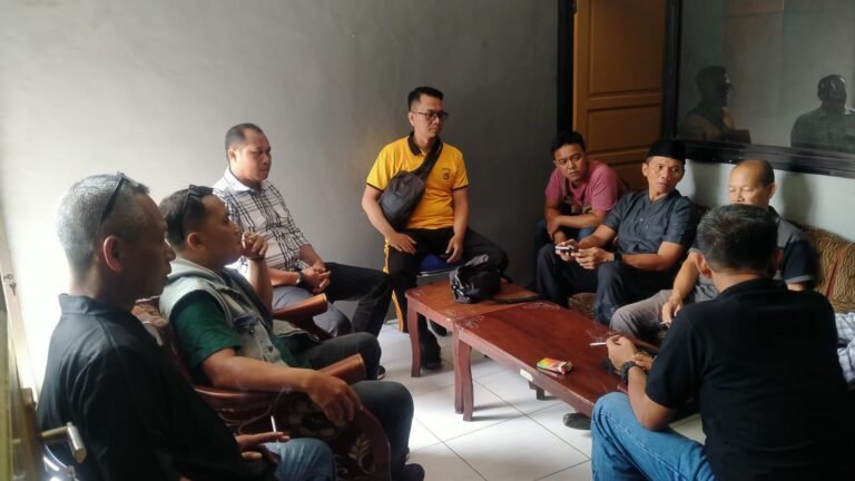 Polsek Ciamis Datang Pastikan Keamanan Saat Audiensi Warga di Kantor Desa Jelat