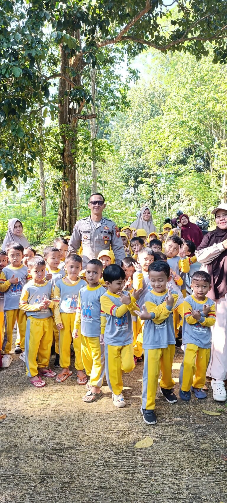 Indonesia Asri, Polsek Cikoneng Ikuti Gerakan Jumat Menanam Bersama Kehutanan Jabar