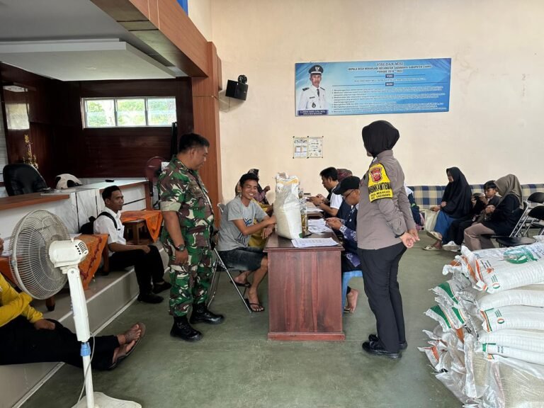 Polsek Ciamis Polres Ciamis Awasi Distribusi Bapanas Beras dan Minyak Goreng ke Warga Mekarjadi
