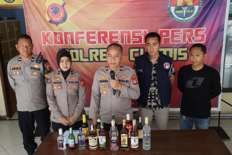 Polres Ciamis Amankan Ribuan Botol Miras Ilegal, Tiga Orang Diamankan Polisi