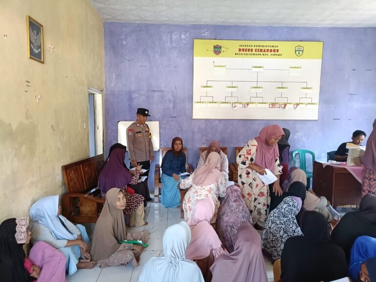 Polsek Cipaku Polres Ciamis Awasi Distribusi Bapanas Beras dan Minyak Goreng ke Warga Jalatrang