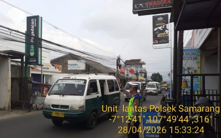 Polsek Samarang Intensifkan Pengaturan Lalu Lintas Sore Hari, Wujudkan Kamseltibcar Lantas yang Kondusif