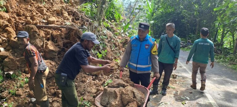 Sigap Tangani Longsor di Cisaga, Polsek Cisaga Lakukan Penanganan Cepat dan Koordinasi dengan Pihak Terkait