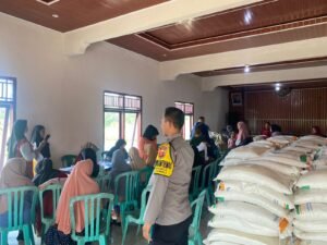Polsek Kawali Polres Ciamis Awasi Distribusi Bapanas Beras dan Minyak Goreng ke Warga Selasari