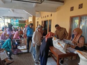 Polsek Ciamis Polres Ciamis Awasi Distribusi Bapanas Beras dan Minyak Goreng ke Warga Sukajadi